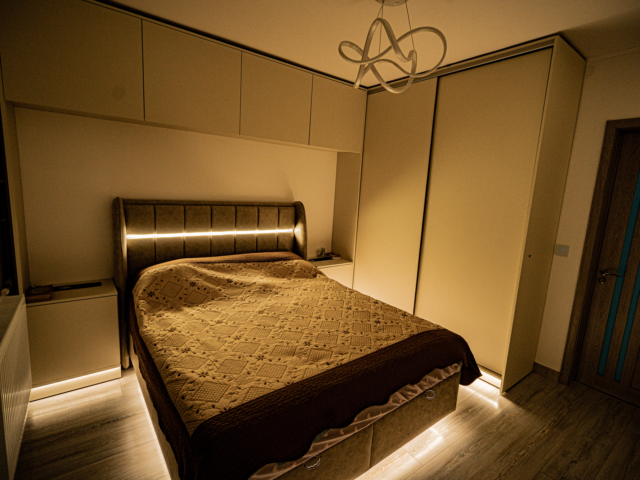 Dressing pe comandă cu uși glisante și LED-uri în București