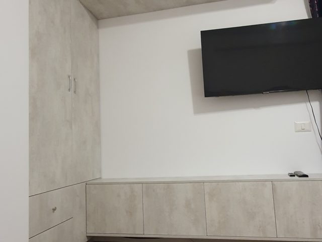 TV Wall cu dressing pe comandă pentru camera de oaspeți