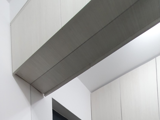 Cum ascunzi tabloul de siguranță pe hol cu mobilă pe comandă