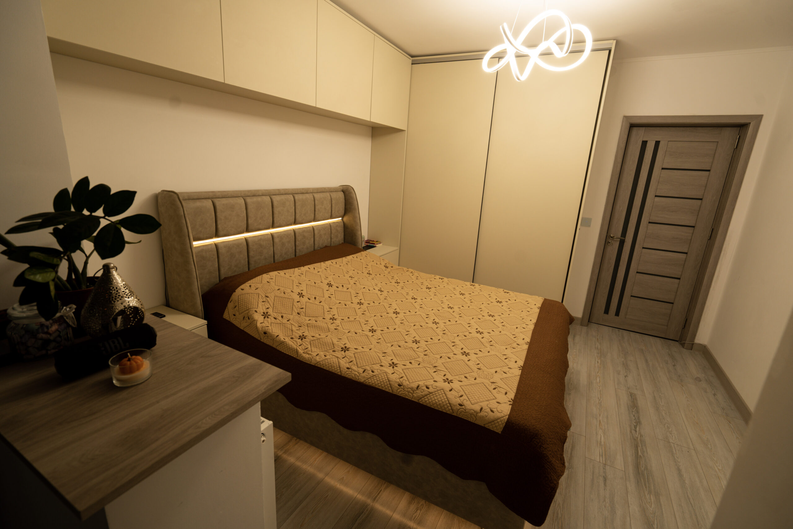 Dressing pe comanda cu usi glisante si leduri realizat de Kovimag in Bucuresti sector 3