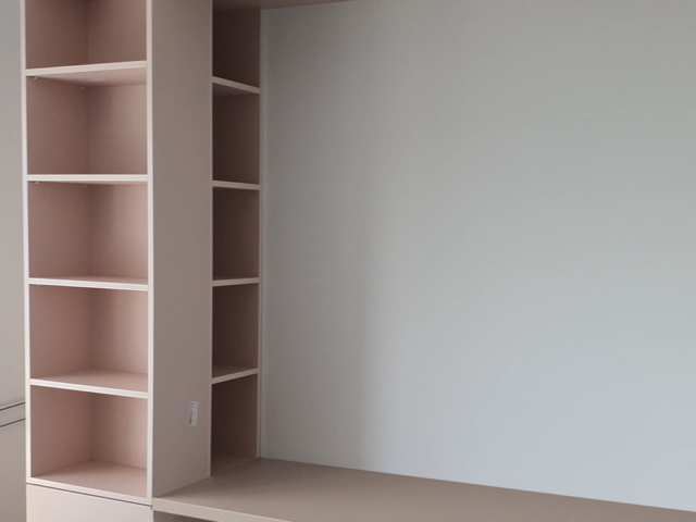 Bibliotecă cu birou pe comandă pentru fetițe