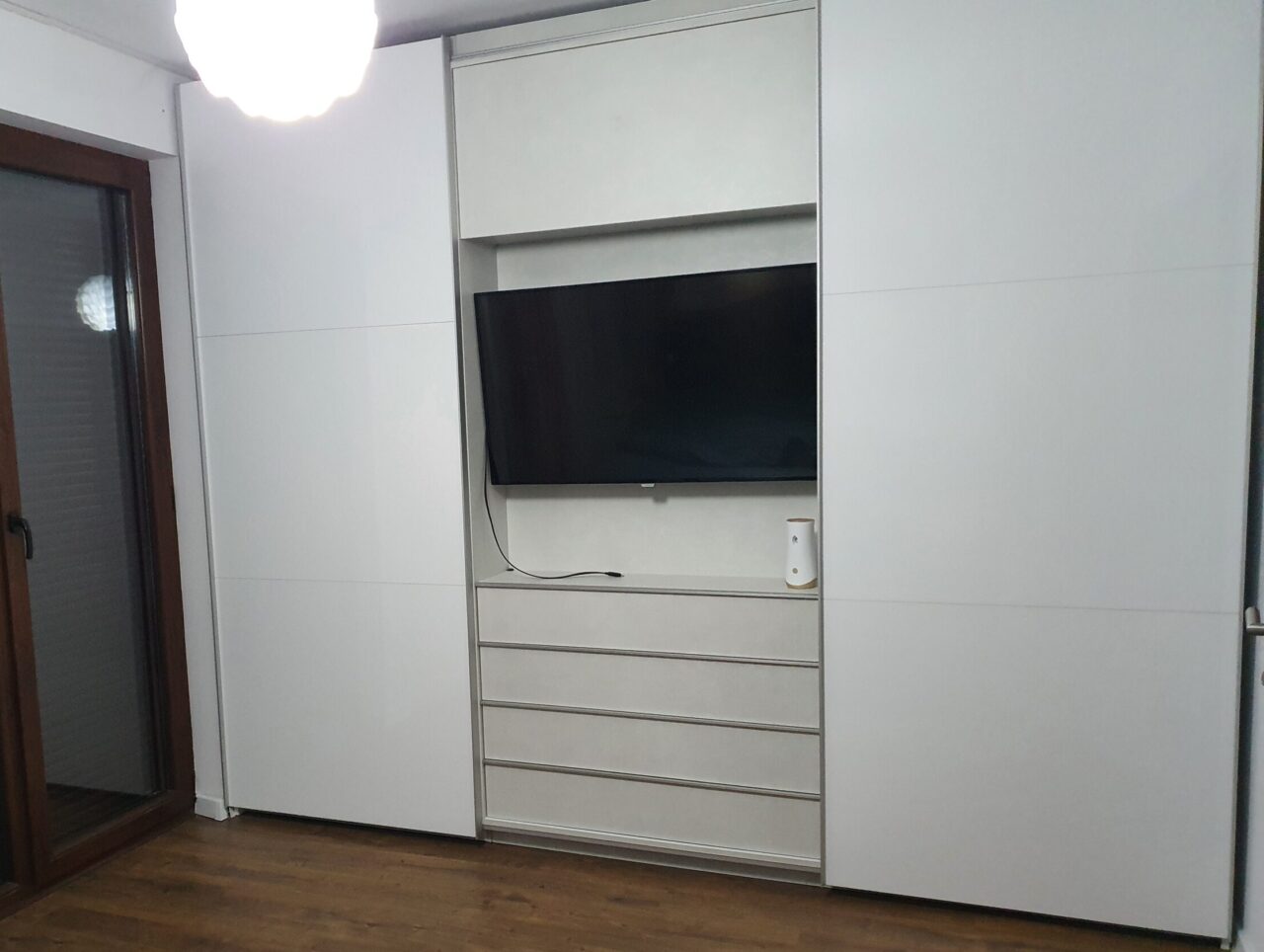 Dressing cu tv incorporat pe comanda Bucuresti
