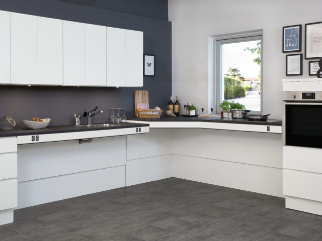 Cum să amenajezi o bucătărie accesibilă pentru o persoană în scaun cu rotile